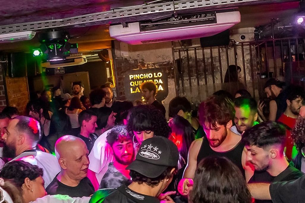 Cómo es RocknRolla: el club underground de rock de Gran Capitán